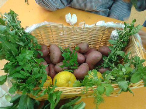 A nossa horta deu-nos bastantes legumes e como habitual fomos colocando na nossa cesta de ofertas pra que as famílias as possam levar para casa.